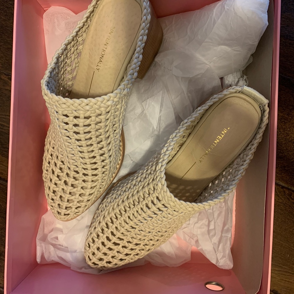 Intentionally Blank Basket Woven Mules Heels in Beige/Cream Size 7 - Picture 4 of 5